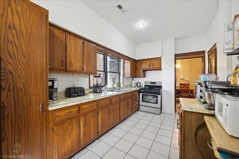 560 E Cass St, Joliet, IL 60432 photo 4