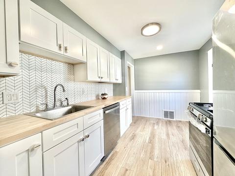 477 Sunset Dr, Elgin, IL 60123 photo 2