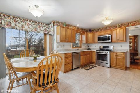 711 Cooper Ct E, Aurora, IL 60504 photo 2
