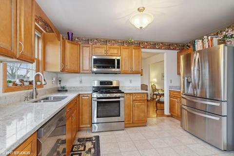 711 Cooper Ct E, Aurora, IL 60504 photo 3