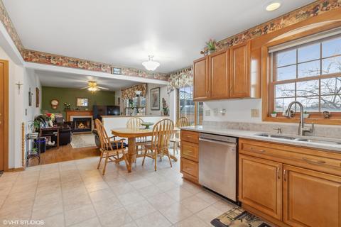 711 Cooper Ct E, Aurora, IL 60504 photo 4