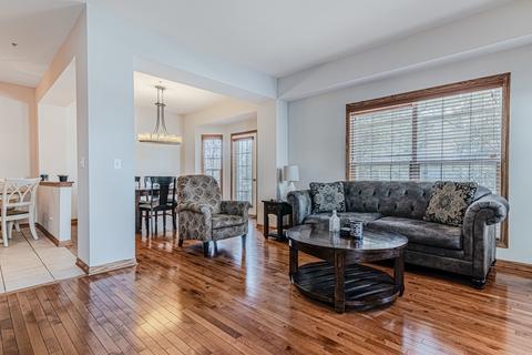 2201 Yale Cir, Hoffman Estates, IL 60192 photo 2