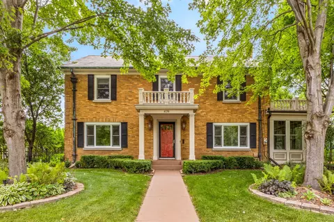 676 Lillie St, Elgin, IL 60120 photo 2