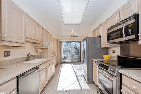 2020 Chestnut Ave #202, Glenview, IL 60025 photo 2