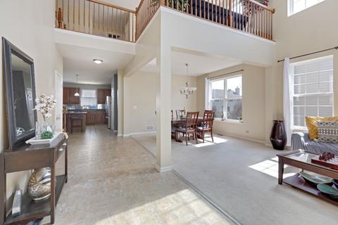 327 Comstock Dr, Elgin, IL 60124 photo 2