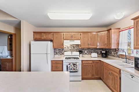 184 E First St, Manteno, IL 60950 photo 9