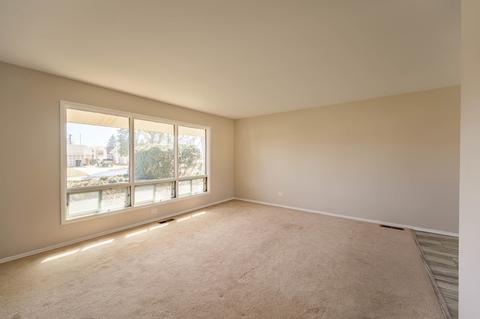 580 Amherst Ln, Hoffman Estates, IL 60169 photo 2