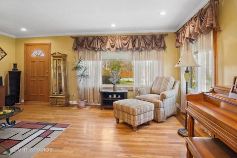 2703 Eisenhower Dr, Des Plaines, IL 60018 photo 3