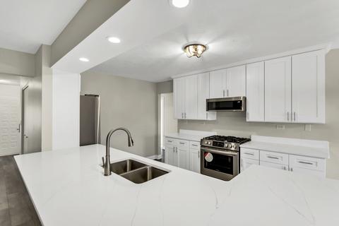 1198 Waltham Ln, Bartlett, IL 60103 photo 14