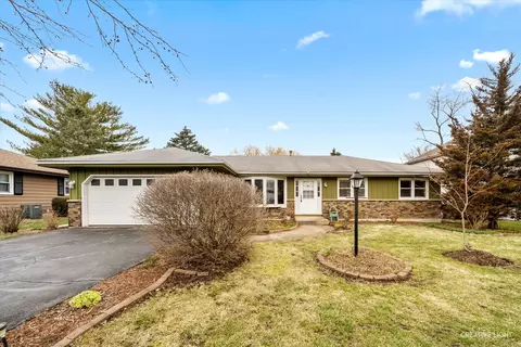 1031 Johnston Dr, Aurora, IL 60506 photo 1