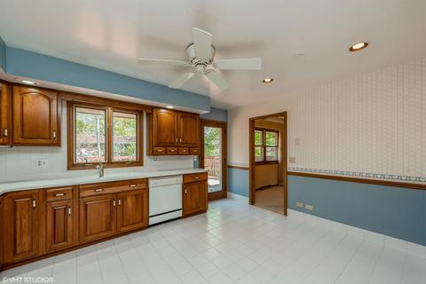 765 Ruth Dr, Elgin, IL 60123 photo 5