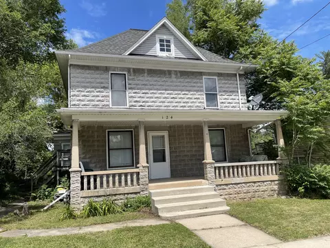 124 E Center St, Burlington, IL 60109