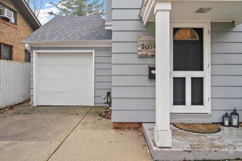 2009 E Jackson St, Bloomington, IL 61701 photo 2