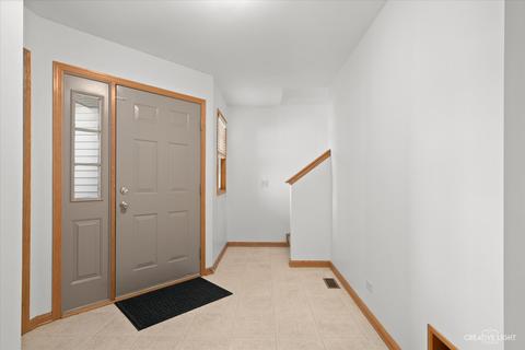 536 Madison Ln, Elgin, IL 60123 photo 3