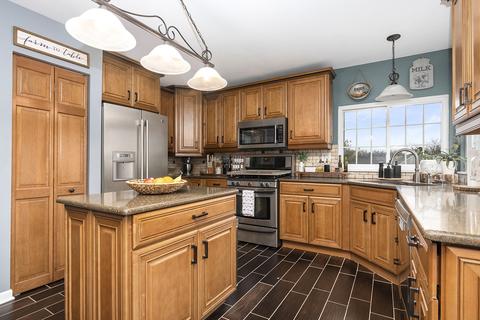 950 Aberdeen Ct, Elgin, IL 60123 photo 2