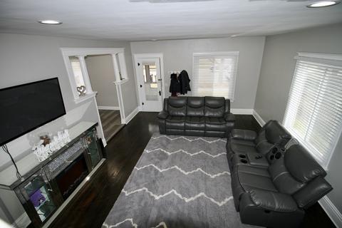 915 Larkin Ave, Elgin, IL 60123 photo 3