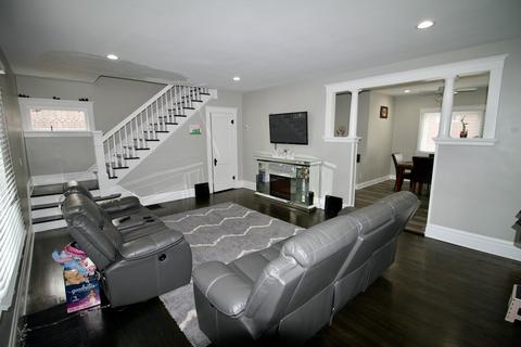 915 Larkin Ave, Elgin, IL 60123 photo 4