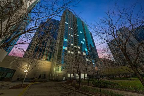 201 N Westshore Dr #2806, Chicago, IL 60601
