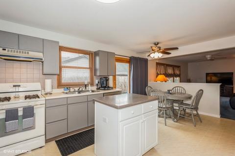 1015 Congress Dr, Bartlett, IL 60103 photo 5