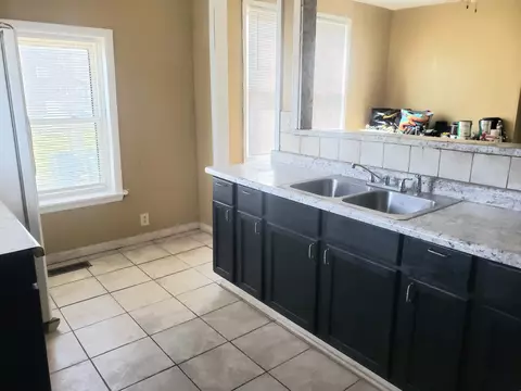 Bath - 553 E Bourbonnais St, Kankakee, IL 60901 photo 1 of 4