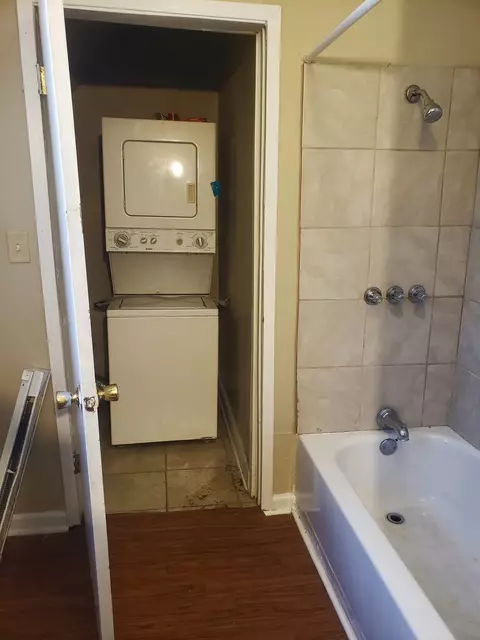 Bath - 553 E Bourbonnais St, Kankakee, IL 60901 photo 4 of 4