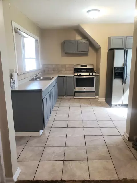 Kitchen - 553 E Bourbonnais St, Kankakee, IL 60901 photo 9 of 11