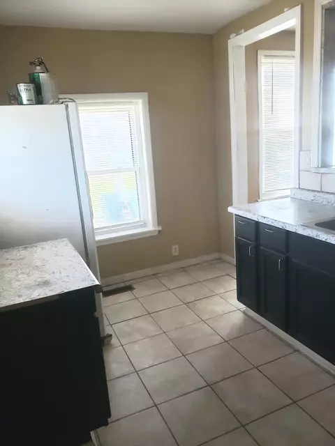 Kitchen - 553 E Bourbonnais St, Kankakee, IL 60901 photo 4 of 11
