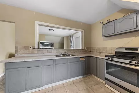 Bath - 553 E Bourbonnais St, Kankakee, IL 60901 photo 3 of 4