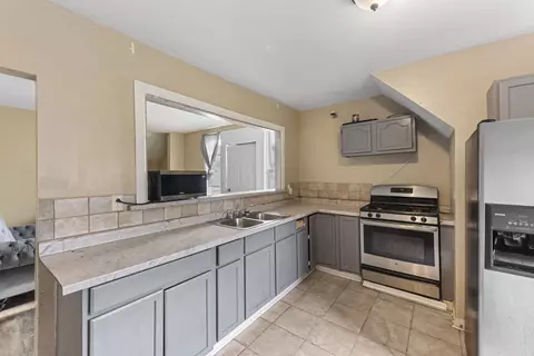 Kitchen - 553 E Bourbonnais St, Kankakee, IL 60901 photo 8 of 11