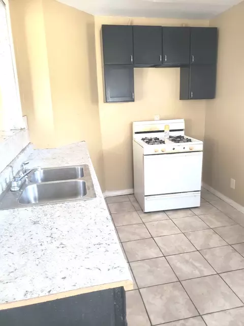 Kitchen - 553 E Bourbonnais St, Kankakee, IL 60901 photo 2 of 11