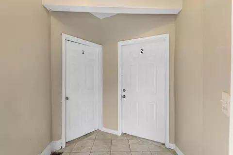 Entry Way - 553 E Bourbonnais St, Kankakee, IL 60901 photo 1 of 2