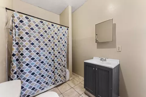 Bath - 553 E Bourbonnais St, Kankakee, IL 60901 photo 2 of 4