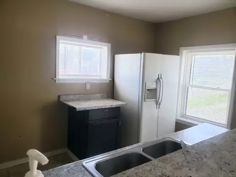 Kitchen - 553 E Bourbonnais St, Kankakee, IL 60901 photo 3 of 11