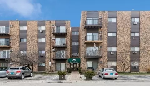 8936 N Parkside Ave #204, Des Plaines, IL 60016