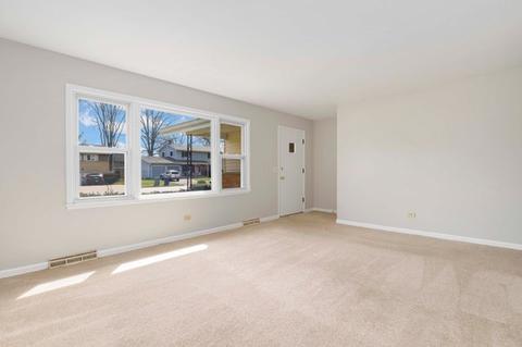 1278 Blackhawk Dr, Elgin, IL 60120 photo 3