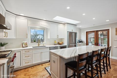 1605 Camelot Ln, Hoffman Estates, IL 60010 photo 3