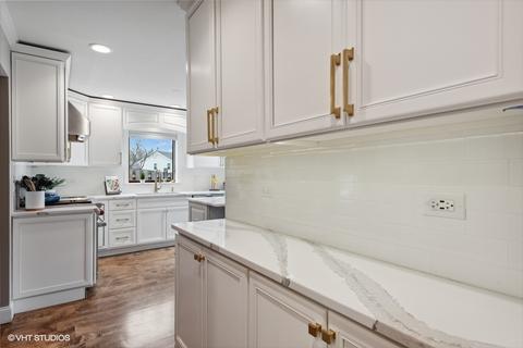 1605 Camelot Ln, Hoffman Estates, IL 60010 photo 5