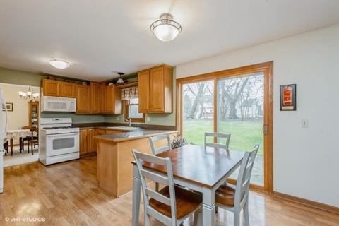 357 Hillhurst Dr, Cary, IL 60013 photo 2