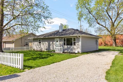 908 S Meadowview Dr, Tuscola, IL 61953