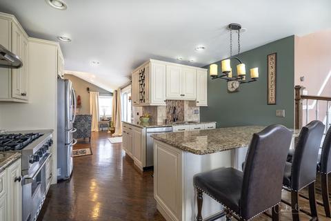 70 Bradley Ln, Hoffman Estates, IL 60169 photo 5