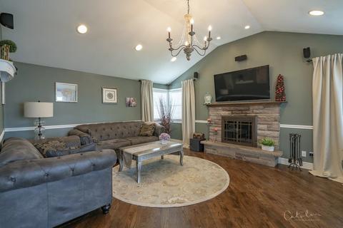 70 Bradley Ln, Hoffman Estates, IL 60169 photo 8