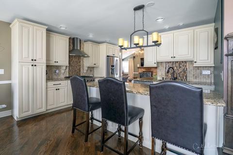 70 Bradley Ln, Hoffman Estates, IL 60169 photo 4