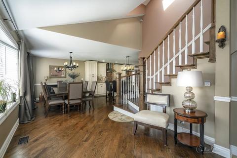 70 Bradley Ln, Hoffman Estates, IL 60169 photo 2