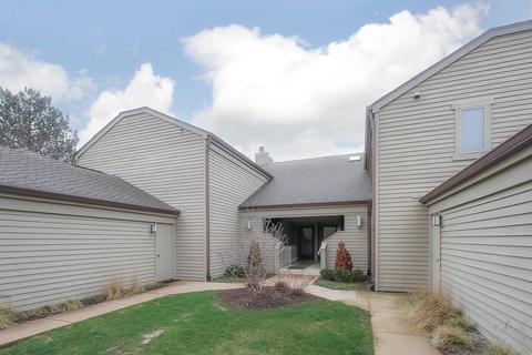 700 Shoreline Rd #B, Lake Barrington, IL 60010