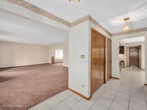 223 Waterford Dr, Willowbrook, IL 60527 photo 3
