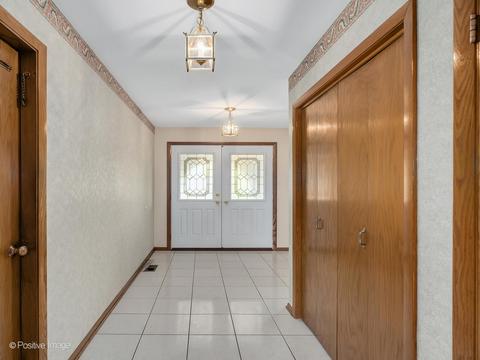 223 Waterford Dr, Willowbrook, IL 60527 photo 2