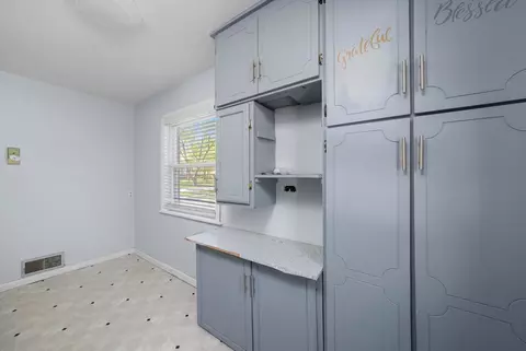 273 S Warrington Rd, Des Plaines, IL 60016 photo 12