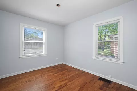 273 S Warrington Rd, Des Plaines, IL 60016 photo 9