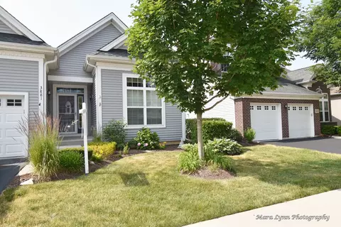 3881 Valhalla Dr, Elgin, IL 60124 photo 2