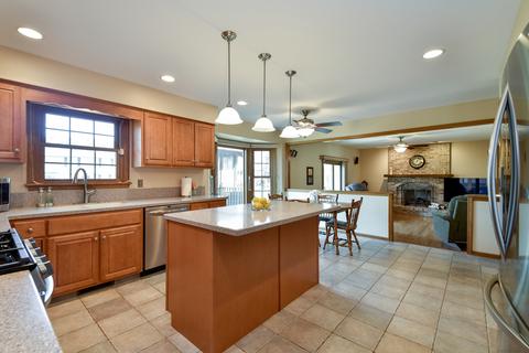 625 Bluegrass Dr, Wheaton, IL 60189 photo 10